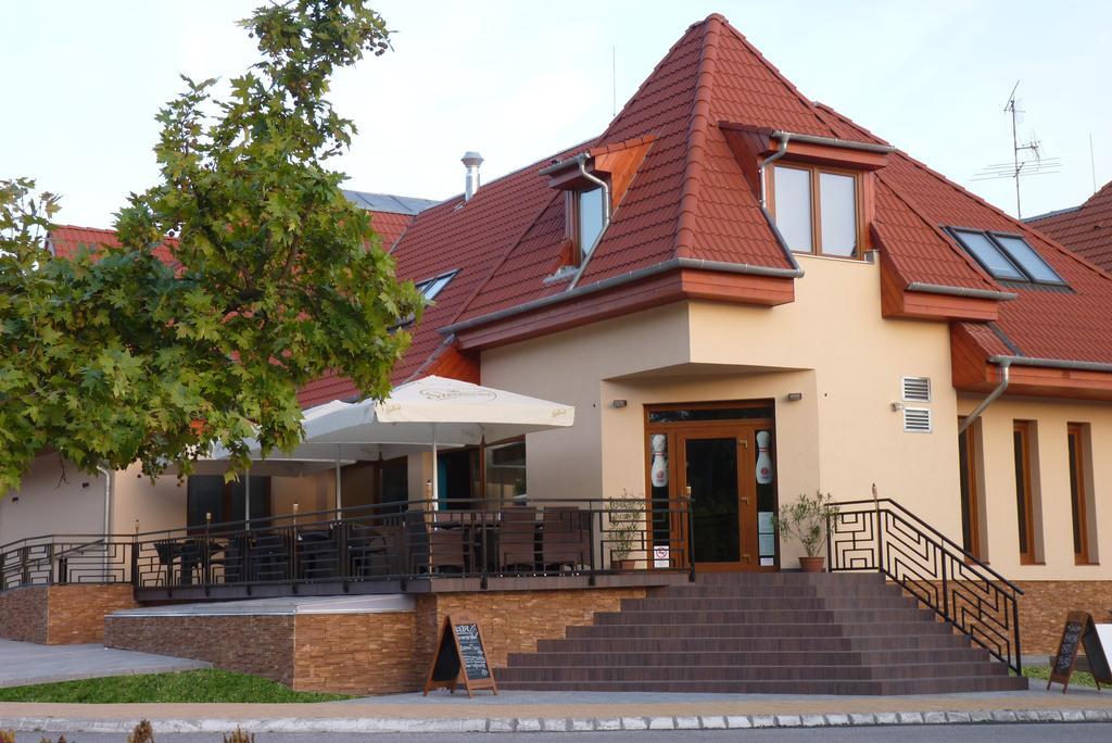 Parton Hotel & Bowling Tiszakécske Buitenkant foto