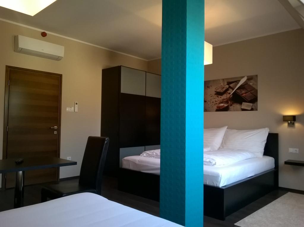 Parton Hotel & Bowling Tiszakécske Kamer foto
